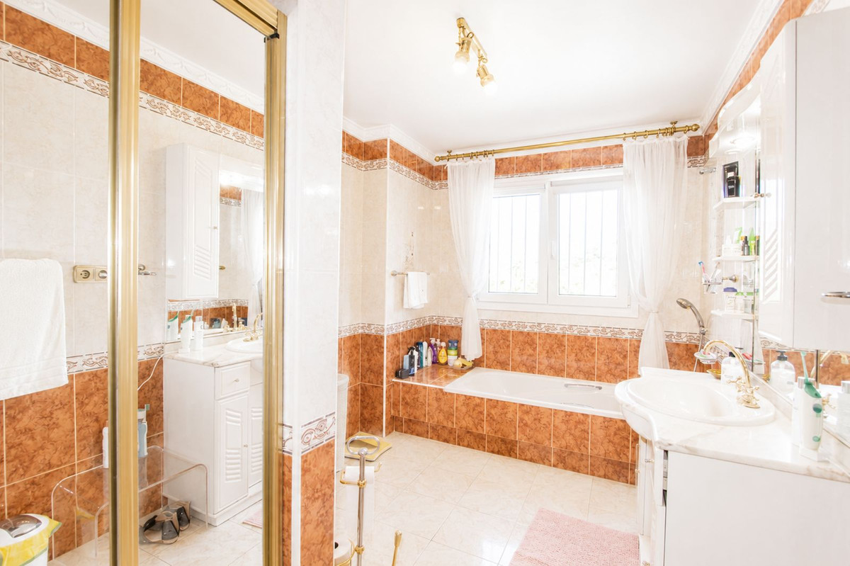 Villa de Lujo en Elviria: Vistas, Piscina y Potencial, Villa de lujo de 4 dormitorios en Elviria, Marbella Este. Disfrute de privacidad, vistas al mar, piscina climatizada y cocina exterior. Potencial para apartamen