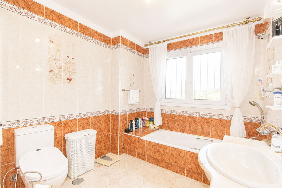 Villa de Lujo en Elviria: Vistas, Piscina y Potencial, Villa de lujo de 4 dormitorios en Elviria, Marbella Este. Disfrute de privacidad, vistas al mar, piscina climatizada y cocina exterior. Potencial para apartamen