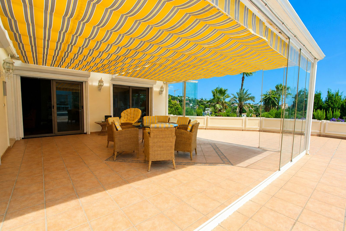 Villa de Lujo en Elviria: Vistas, Piscina y Potencial, Villa de lujo de 4 dormitorios en Elviria, Marbella Este. Disfrute de privacidad, vistas al mar, piscina climatizada y cocina exterior. Potencial para apartamen