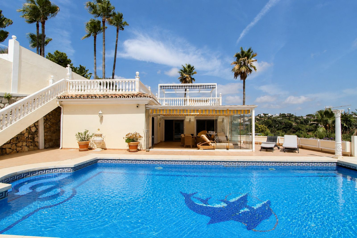 Villa de Lujo en Elviria: Vistas, Piscina y Potencial, Villa de lujo de 4 dormitorios en Elviria, Marbella Este. Disfrute de privacidad, vistas al mar, piscina climatizada y cocina exterior. Potencial para apartamen