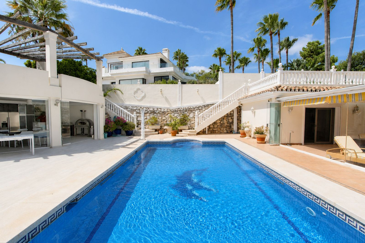 Villa de Lujo en Elviria: Vistas, Piscina y Potencial, Villa de lujo de 4 dormitorios en Elviria, Marbella Este. Disfrute de privacidad, vistas al mar, piscina climatizada y cocina exterior. Potencial para apartamen