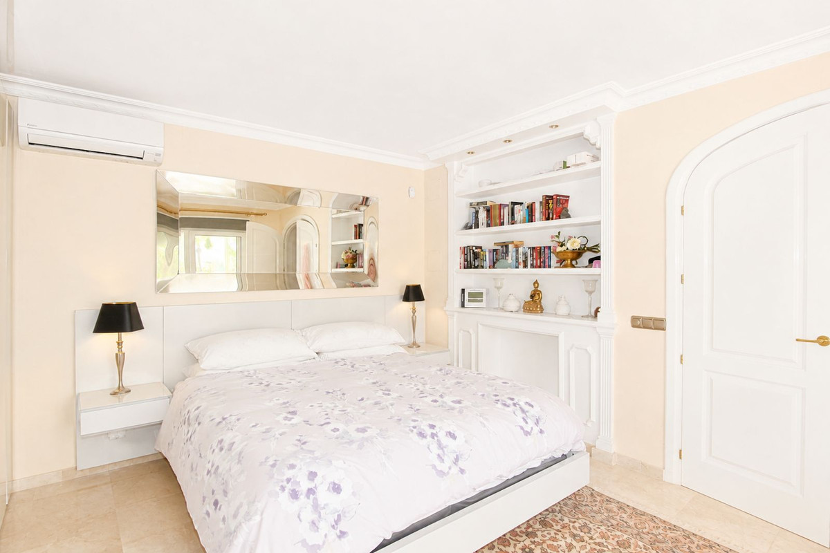 Villa de Lujo en Elviria: Vistas, Piscina y Potencial, Villa de lujo de 4 dormitorios en Elviria, Marbella Este. Disfrute de privacidad, vistas al mar, piscina climatizada y cocina exterior. Potencial para apartamen