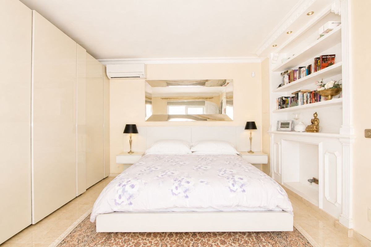 Villa de Lujo en Elviria: Vistas, Piscina y Potencial, Villa de lujo de 4 dormitorios en Elviria, Marbella Este. Disfrute de privacidad, vistas al mar, piscina climatizada y cocina exterior. Potencial para apartamen
