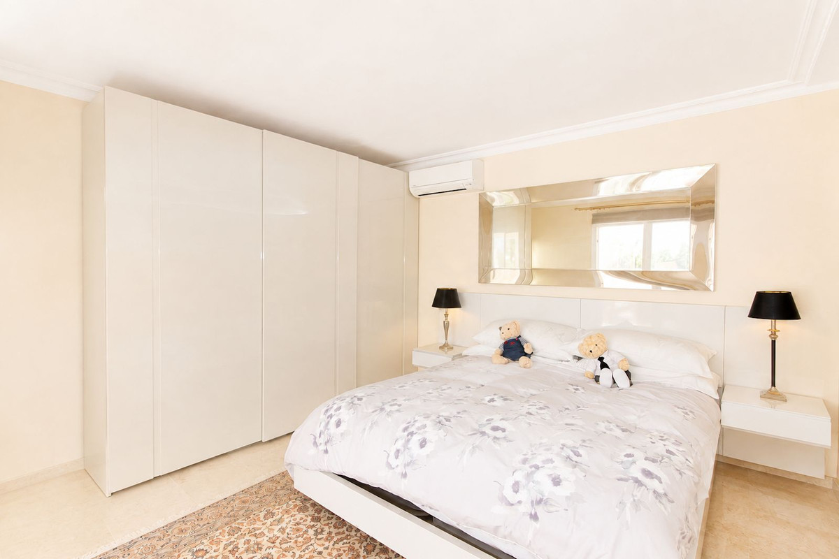 Villa de Lujo en Elviria: Vistas, Piscina y Potencial, Villa de lujo de 4 dormitorios en Elviria, Marbella Este. Disfrute de privacidad, vistas al mar, piscina climatizada y cocina exterior. Potencial para apartamen
