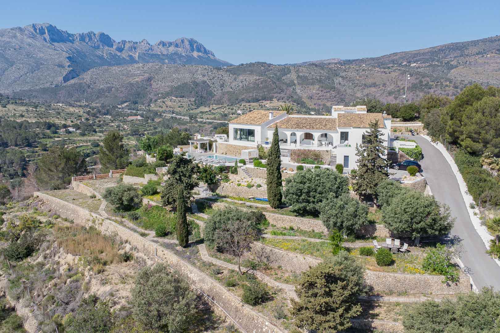 Finca Moderna de Lujo en Benissa con Vistas Panorámicas, Descubre esta finca moderna de lujo en Benissa, Alicante. Recién renovada, ofrece vistas panorámicas al mar y montaña, 5 hab, casa de invitados y piscina. ¡Opor