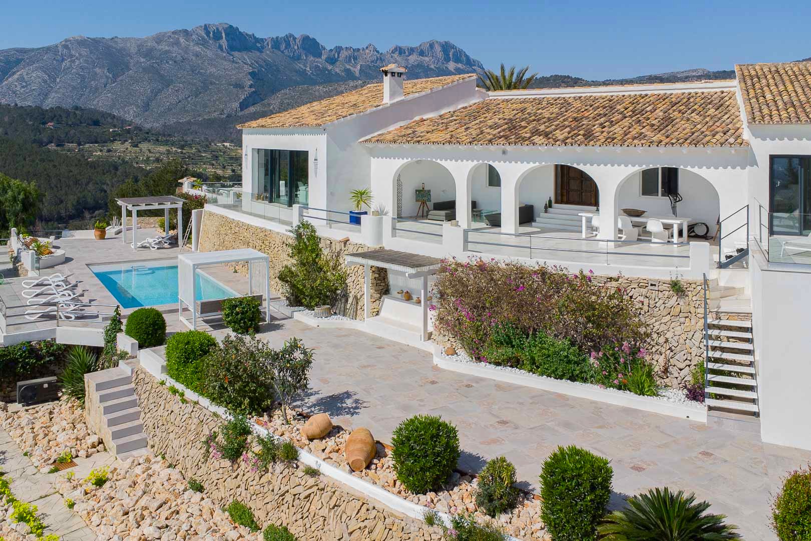 Finca Moderna de Lujo en Benissa con Vistas Panorámicas, Descubre esta finca moderna de lujo en Benissa, Alicante. Recién renovada, ofrece vistas panorámicas al mar y montaña, 5 hab, casa de invitados y piscina. ¡Opor