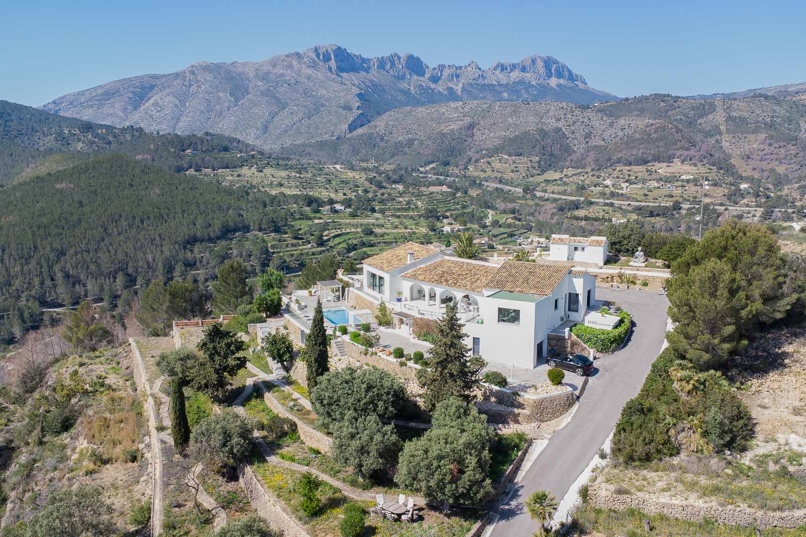 Finca Moderna de Lujo en Benissa con Vistas Panorámicas, Descubre esta finca moderna de lujo en Benissa, Alicante. Recién renovada, ofrece vistas panorámicas al mar y montaña, 5 hab, casa de invitados y piscina. ¡Opor