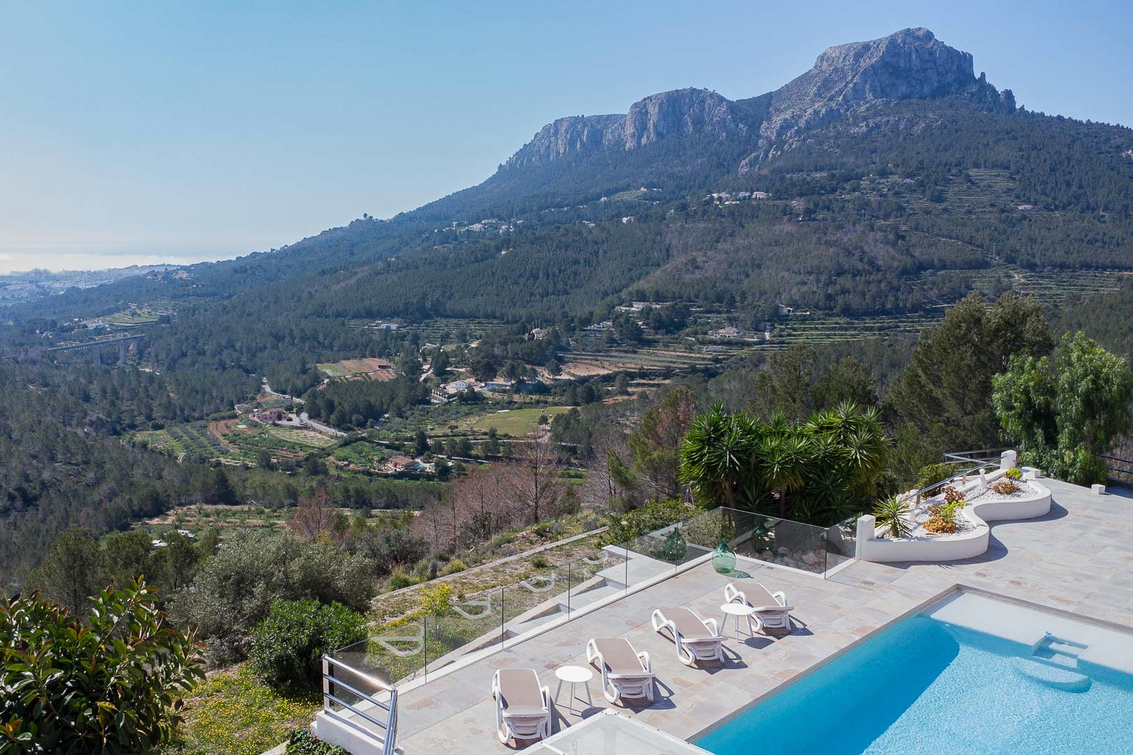 Finca Moderna de Lujo en Benissa con Vistas Panorámicas, Descubre esta finca moderna de lujo en Benissa, Alicante. Recién renovada, ofrece vistas panorámicas al mar y montaña, 5 hab, casa de invitados y piscina. ¡Opor
