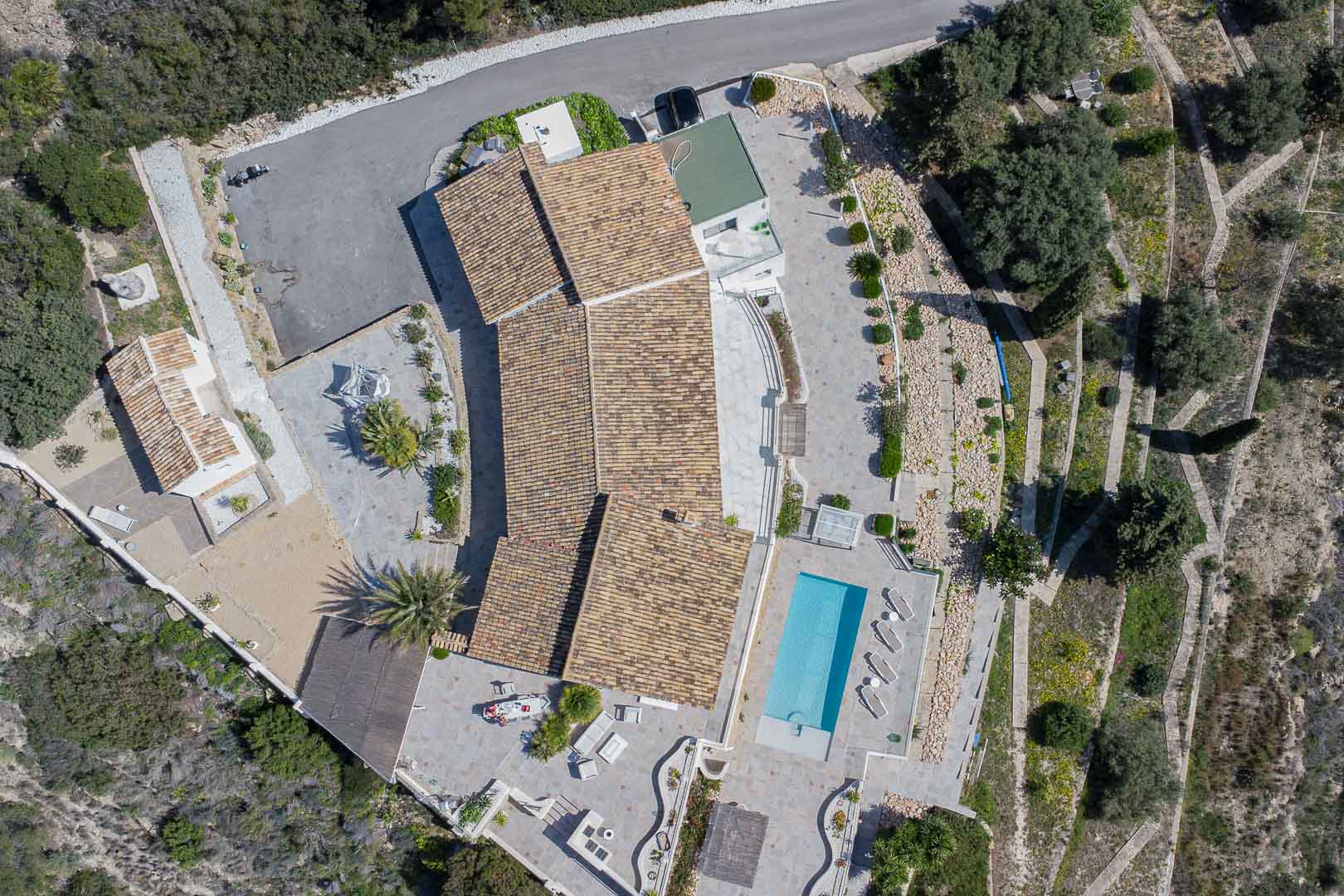 Finca Moderna de Lujo en Benissa con Vistas Panorámicas, Descubre esta finca moderna de lujo en Benissa, Alicante. Recién renovada, ofrece vistas panorámicas al mar y montaña, 5 hab, casa de invitados y piscina. ¡Opor