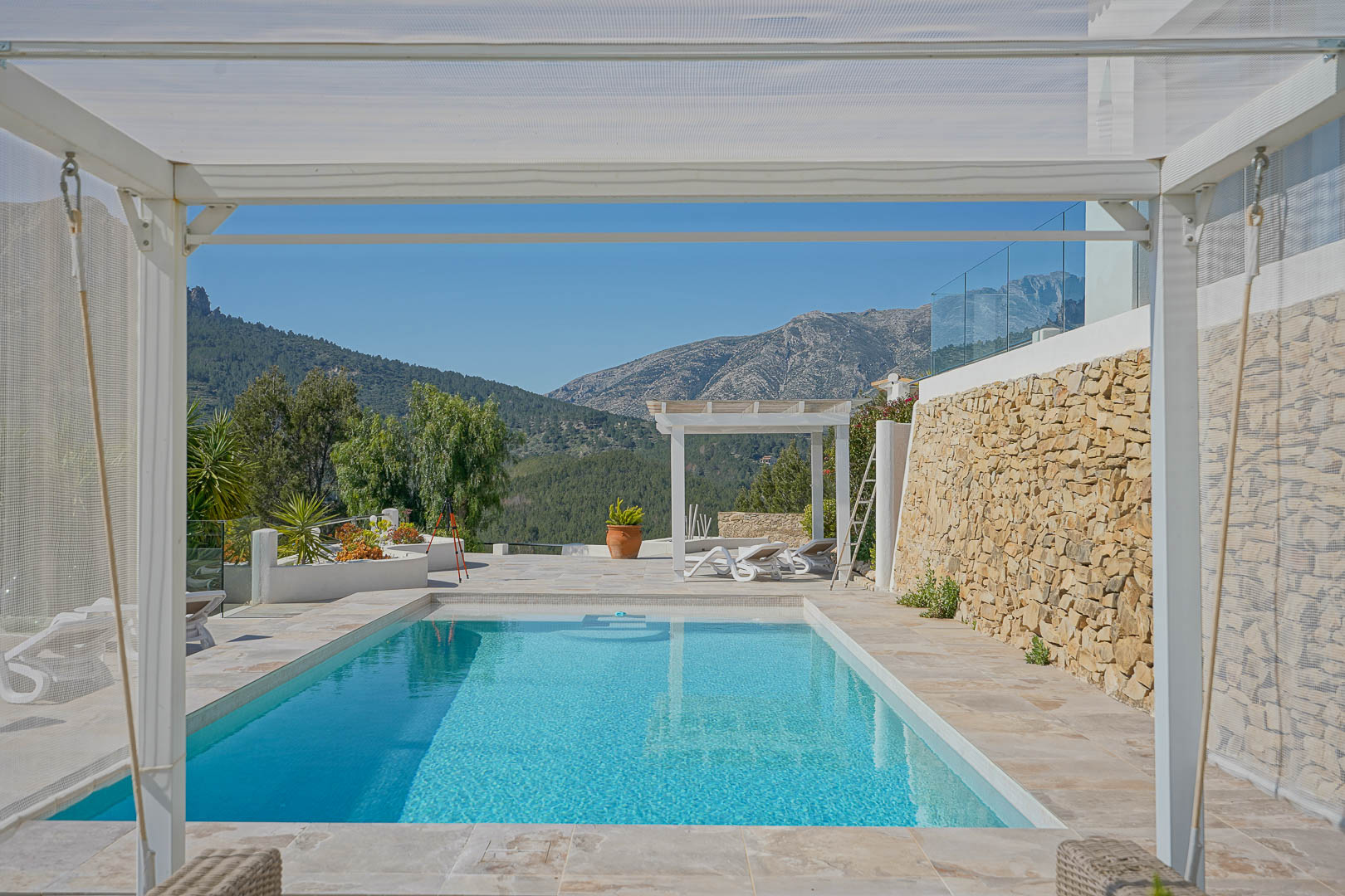 Finca Moderna de Lujo en Benissa con Vistas Panorámicas, Descubre esta finca moderna de lujo en Benissa, Alicante. Recién renovada, ofrece vistas panorámicas al mar y montaña, 5 hab, casa de invitados y piscina. ¡Opor