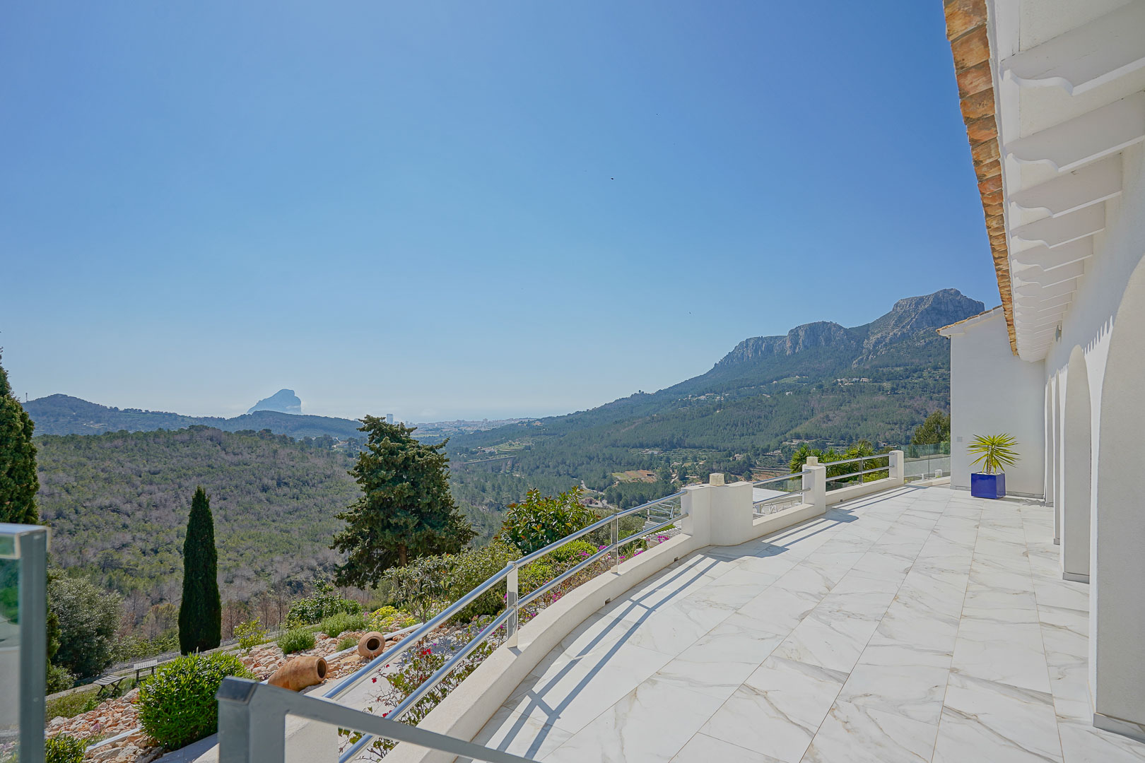 Finca Moderna de Lujo en Benissa con Vistas Panorámicas, Descubre esta finca moderna de lujo en Benissa, Alicante. Recién renovada, ofrece vistas panorámicas al mar y montaña, 5 hab, casa de invitados y piscina. ¡Opor