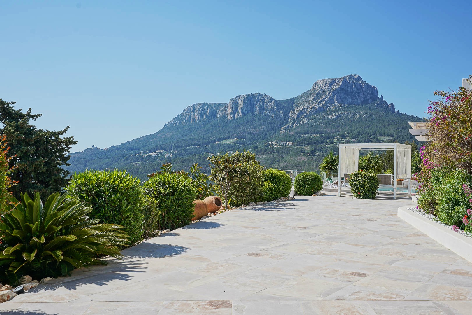 Finca Moderna de Lujo en Benissa con Vistas Panorámicas, Descubre esta finca moderna de lujo en Benissa, Alicante. Recién renovada, ofrece vistas panorámicas al mar y montaña, 5 hab, casa de invitados y piscina. ¡Opor