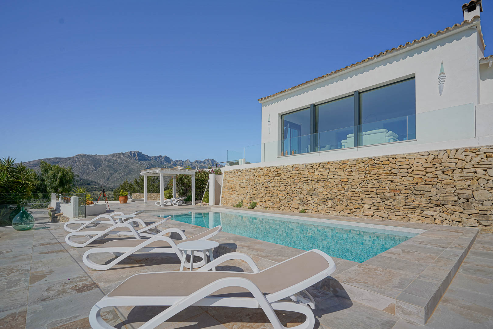 Finca Moderna de Lujo en Benissa con Vistas Panorámicas, Descubre esta finca moderna de lujo en Benissa, Alicante. Recién renovada, ofrece vistas panorámicas al mar y montaña, 5 hab, casa de invitados y piscina. ¡Opor
