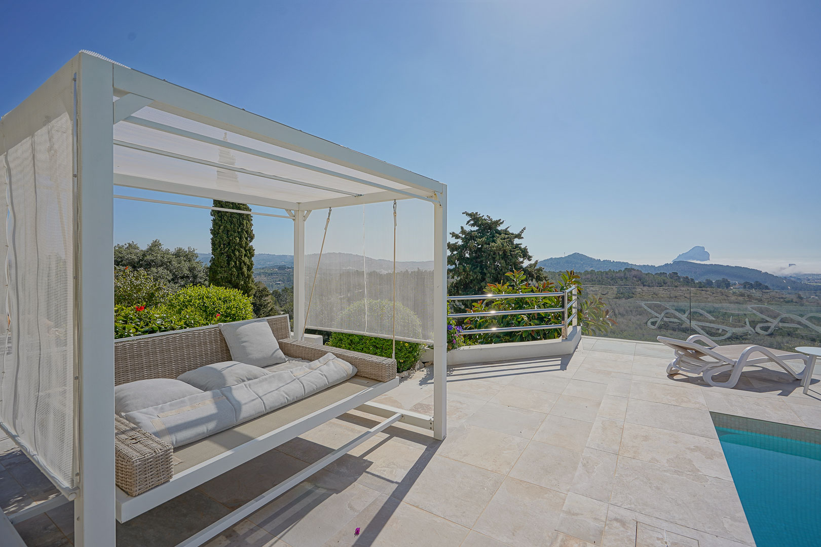 Finca Moderna de Lujo en Benissa con Vistas Panorámicas, Descubre esta finca moderna de lujo en Benissa, Alicante. Recién renovada, ofrece vistas panorámicas al mar y montaña, 5 hab, casa de invitados y piscina. ¡Opor