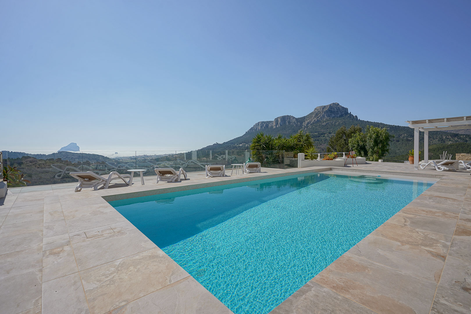 Finca Moderna de Lujo en Benissa con Vistas Panorámicas, Descubre esta finca moderna de lujo en Benissa, Alicante. Recién renovada, ofrece vistas panorámicas al mar y montaña, 5 hab, casa de invitados y piscina. ¡Opor