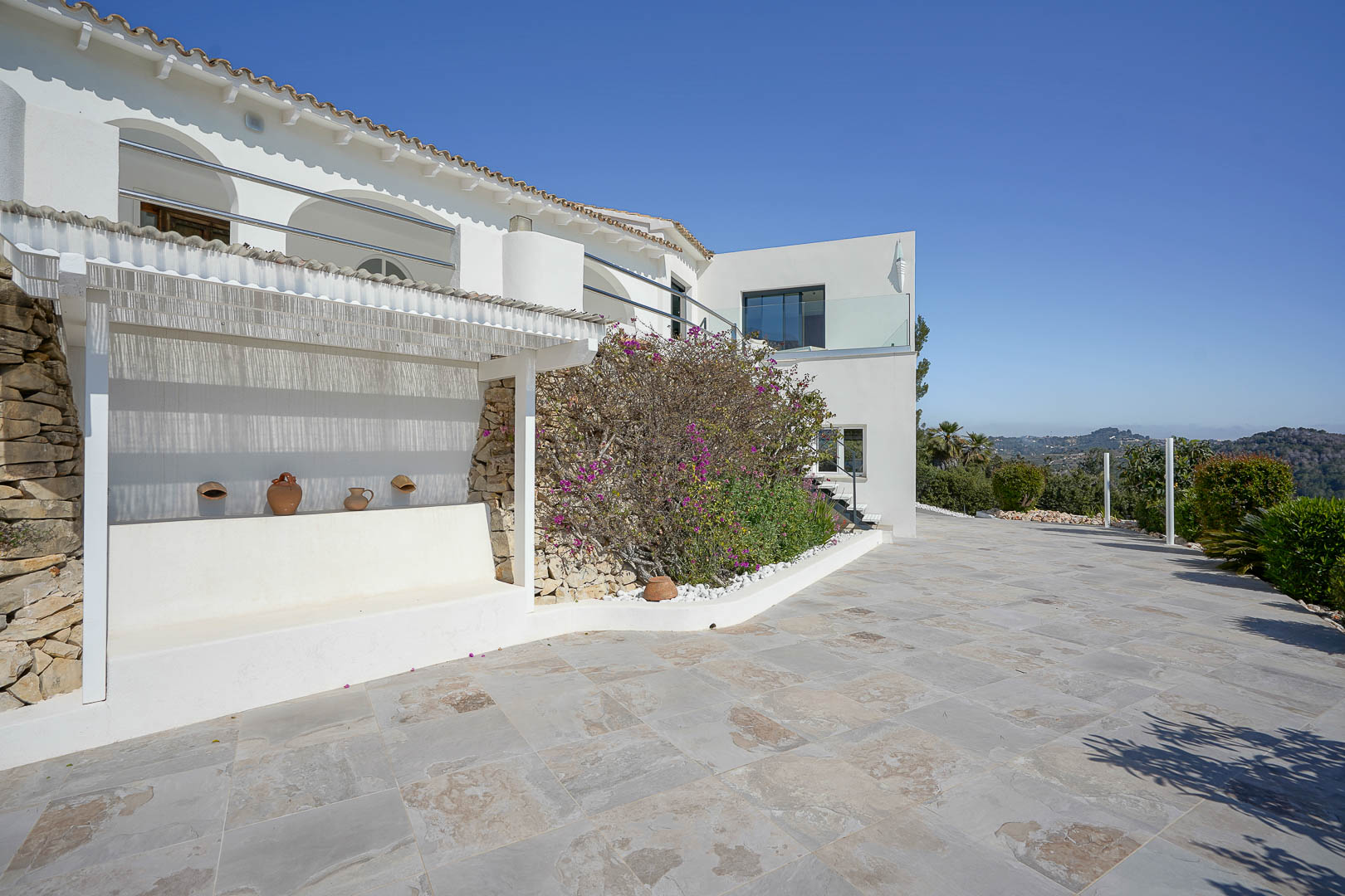 Finca Moderna de Lujo en Benissa con Vistas Panorámicas, Descubre esta finca moderna de lujo en Benissa, Alicante. Recién renovada, ofrece vistas panorámicas al mar y montaña, 5 hab, casa de invitados y piscina. ¡Opor