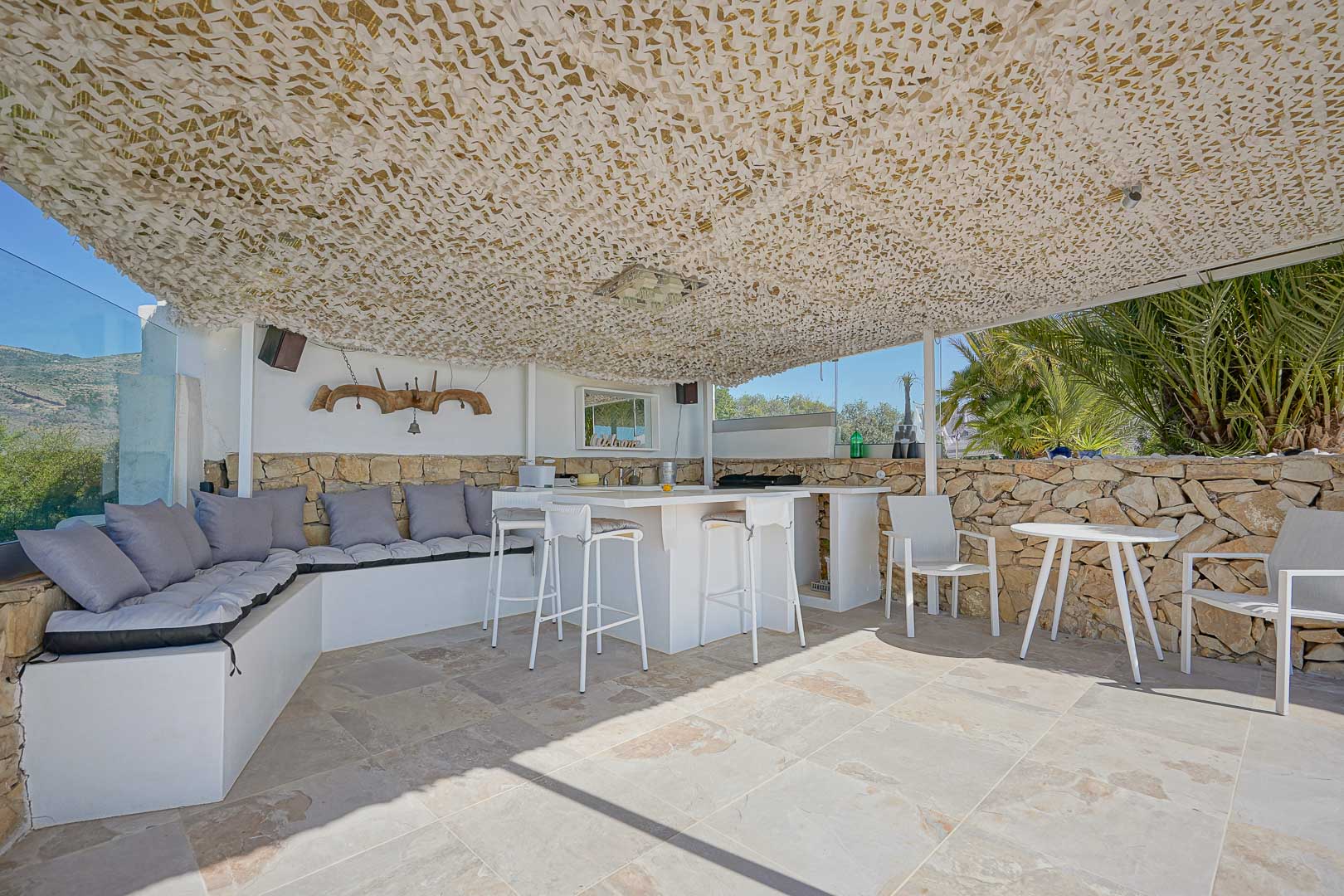 Finca Moderna de Lujo en Benissa con Vistas Panorámicas, Descubre esta finca moderna de lujo en Benissa, Alicante. Recién renovada, ofrece vistas panorámicas al mar y montaña, 5 hab, casa de invitados y piscina. ¡Opor