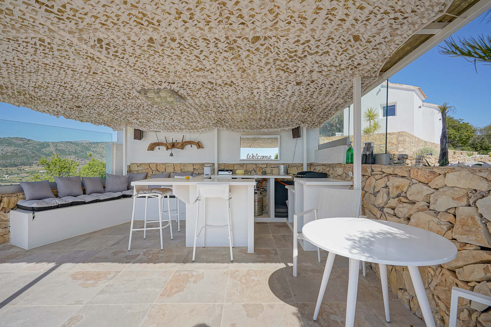 Finca Moderna de Lujo en Benissa con Vistas Panorámicas, Descubre esta finca moderna de lujo en Benissa, Alicante. Recién renovada, ofrece vistas panorámicas al mar y montaña, 5 hab, casa de invitados y piscina. ¡Opor