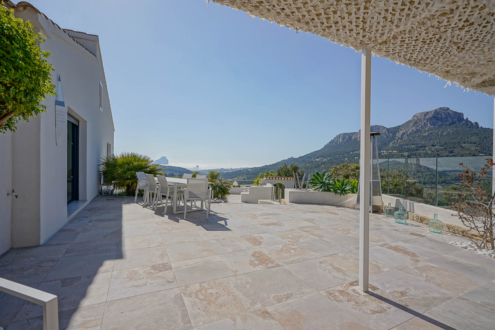 Finca Moderna de Lujo en Benissa con Vistas Panorámicas, Descubre esta finca moderna de lujo en Benissa, Alicante. Recién renovada, ofrece vistas panorámicas al mar y montaña, 5 hab, casa de invitados y piscina. ¡Opor