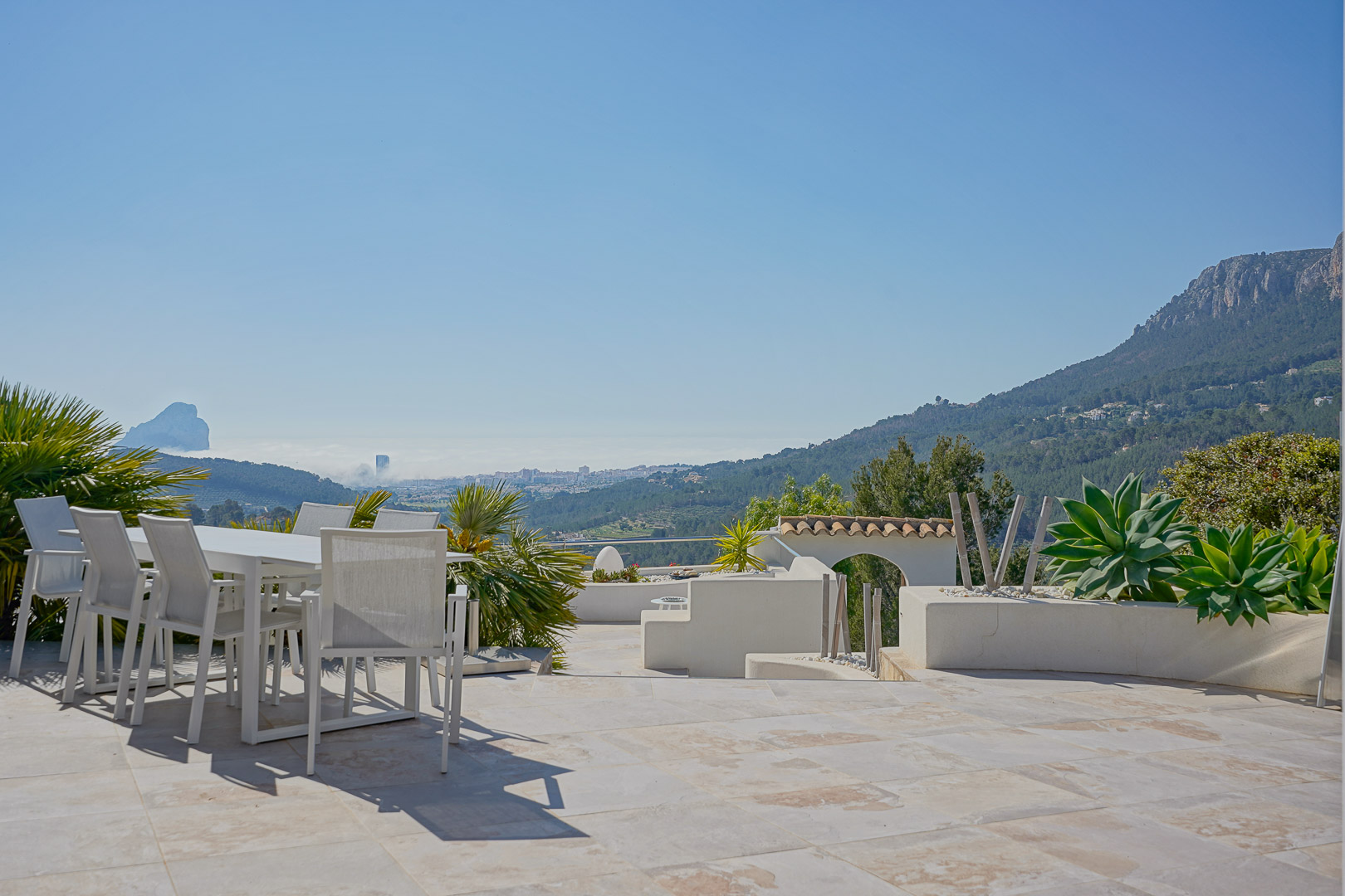 Finca Moderna de Lujo en Benissa con Vistas Panorámicas, Descubre esta finca moderna de lujo en Benissa, Alicante. Recién renovada, ofrece vistas panorámicas al mar y montaña, 5 hab, casa de invitados y piscina. ¡Opor