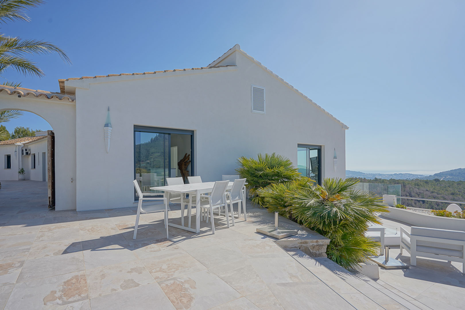 Finca Moderna de Lujo en Benissa con Vistas Panorámicas, Descubre esta finca moderna de lujo en Benissa, Alicante. Recién renovada, ofrece vistas panorámicas al mar y montaña, 5 hab, casa de invitados y piscina. ¡Opor