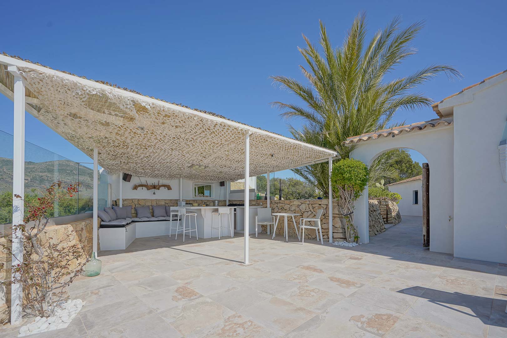 Finca Moderna de Lujo en Benissa con Vistas Panorámicas, Descubre esta finca moderna de lujo en Benissa, Alicante. Recién renovada, ofrece vistas panorámicas al mar y montaña, 5 hab, casa de invitados y piscina. ¡Opor