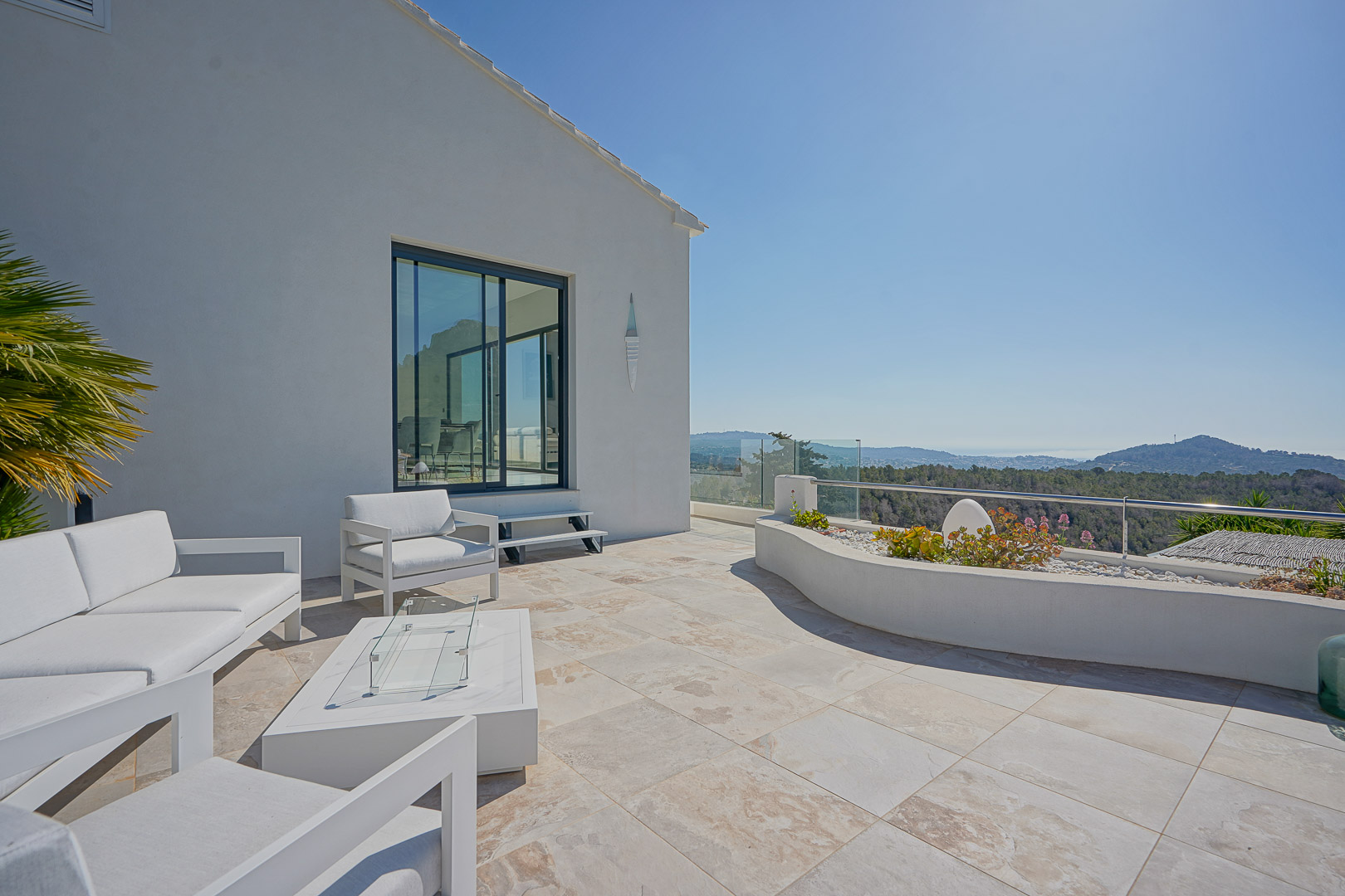 Finca Moderna de Lujo en Benissa con Vistas Panorámicas, Descubre esta finca moderna de lujo en Benissa, Alicante. Recién renovada, ofrece vistas panorámicas al mar y montaña, 5 hab, casa de invitados y piscina. ¡Opor