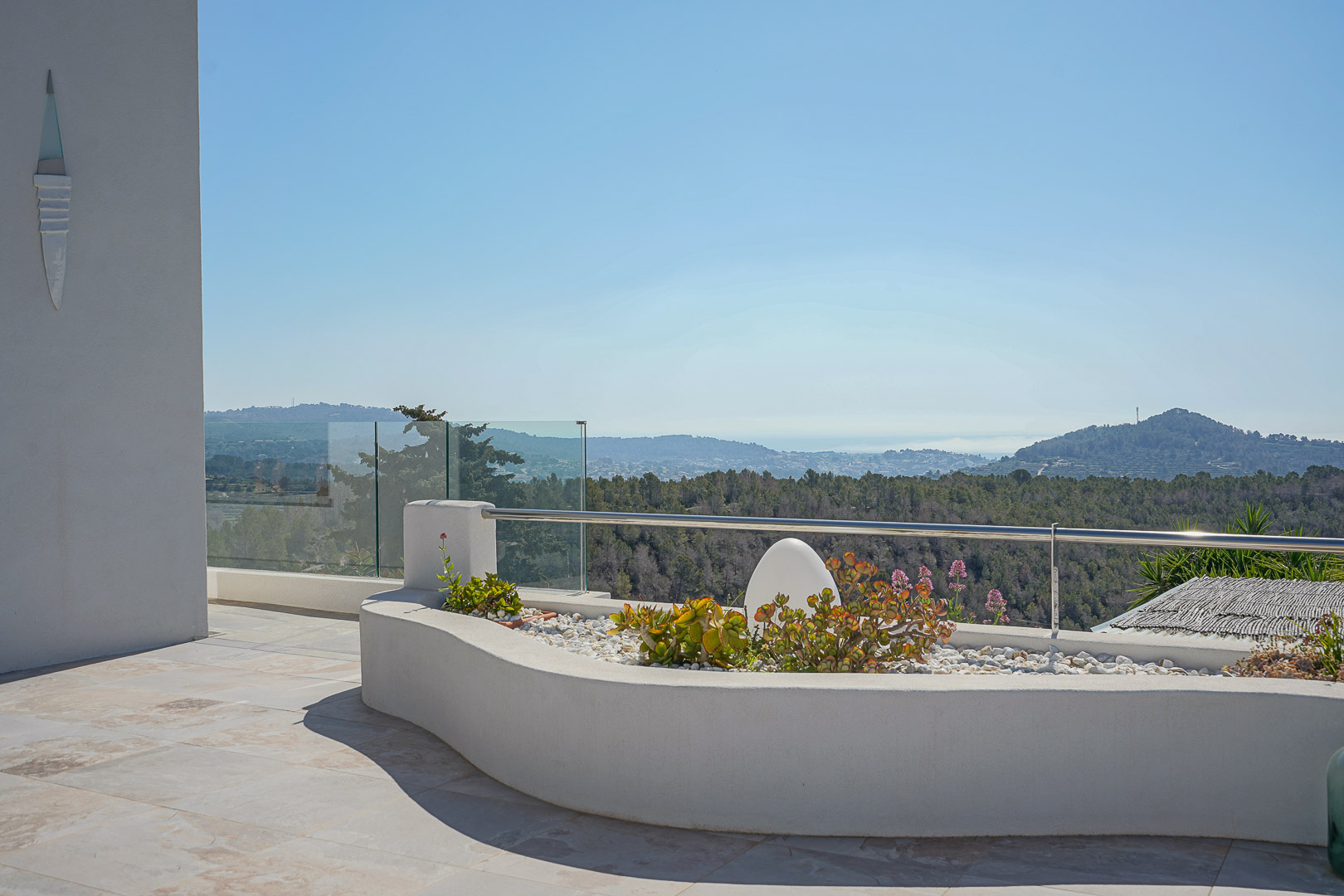 Finca Moderna de Lujo en Benissa con Vistas Panorámicas, Descubre esta finca moderna de lujo en Benissa, Alicante. Recién renovada, ofrece vistas panorámicas al mar y montaña, 5 hab, casa de invitados y piscina. ¡Opor