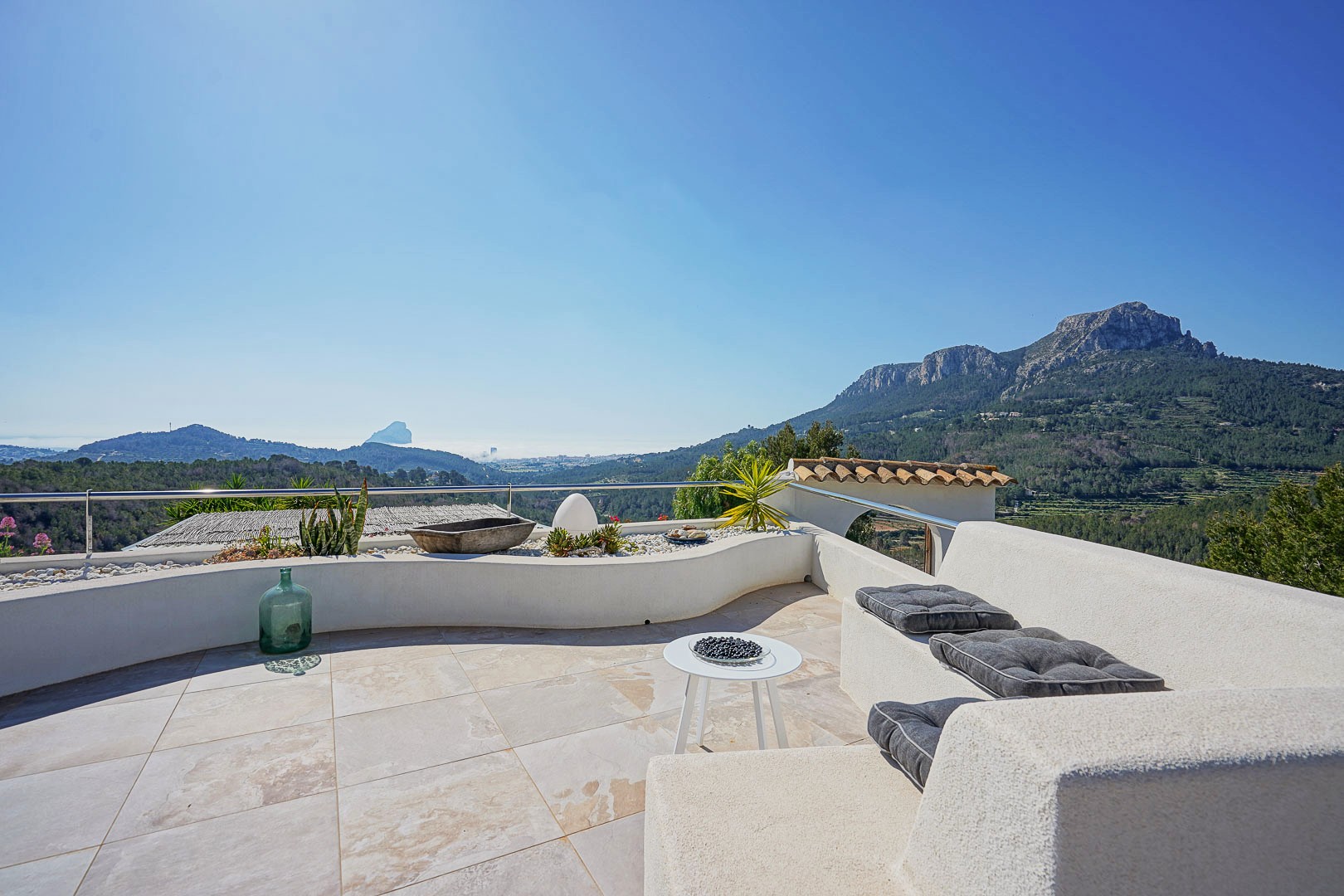 Finca Moderna de Lujo en Benissa con Vistas Panorámicas, Descubre esta finca moderna de lujo en Benissa, Alicante. Recién renovada, ofrece vistas panorámicas al mar y montaña, 5 hab, casa de invitados y piscina. ¡Opor