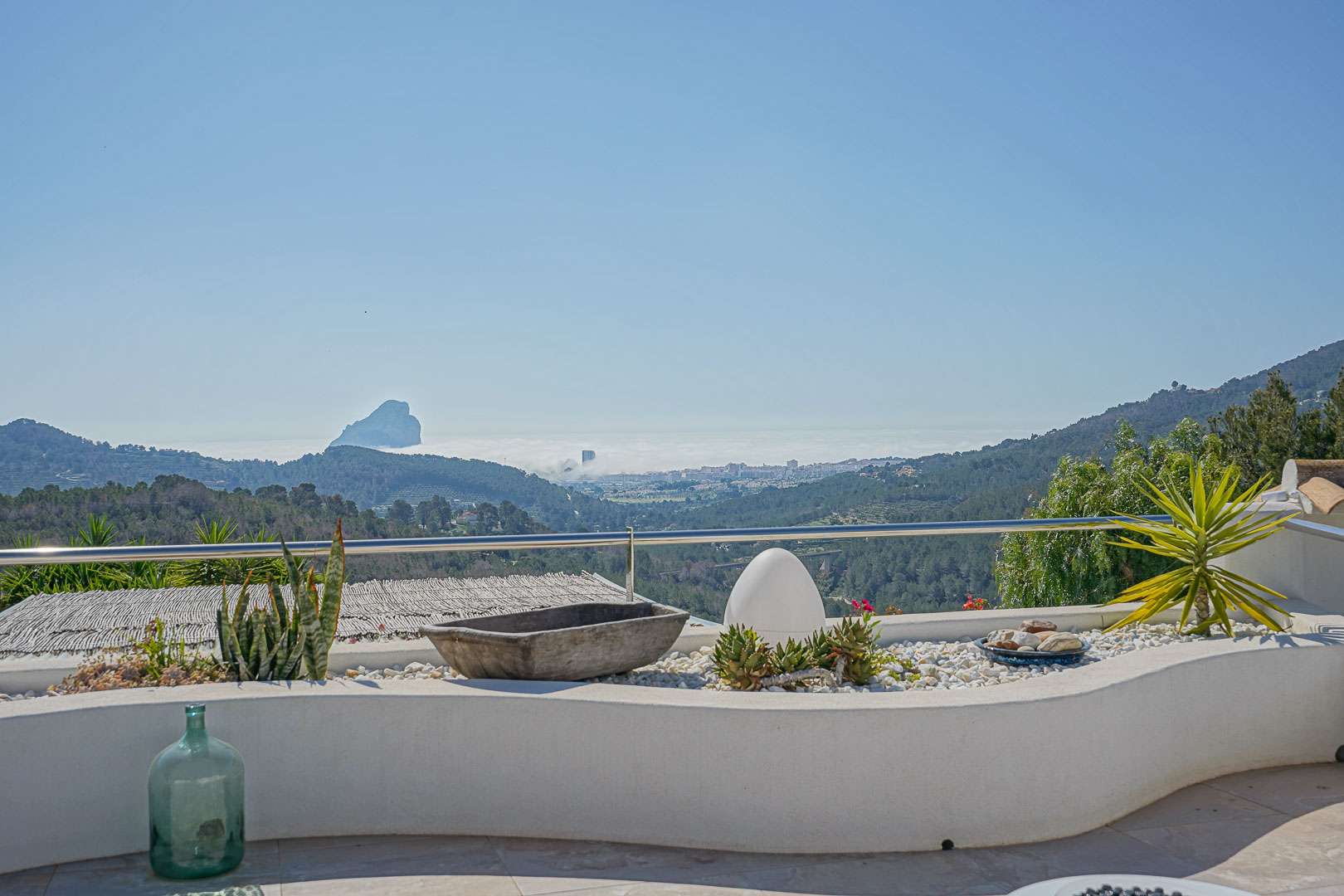 Finca Moderna de Lujo en Benissa con Vistas Panorámicas, Descubre esta finca moderna de lujo en Benissa, Alicante. Recién renovada, ofrece vistas panorámicas al mar y montaña, 5 hab, casa de invitados y piscina. ¡Opor