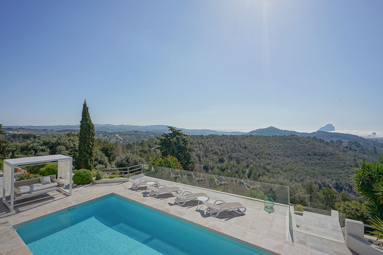 Finca Moderna de Lujo en Benissa con Vistas Panorámicas, Descubre esta finca moderna de lujo en Benissa, Alicante. Recién renovada, ofrece vistas panorámicas al mar y montaña, 5 hab, casa de invitados y piscina. ¡Opor