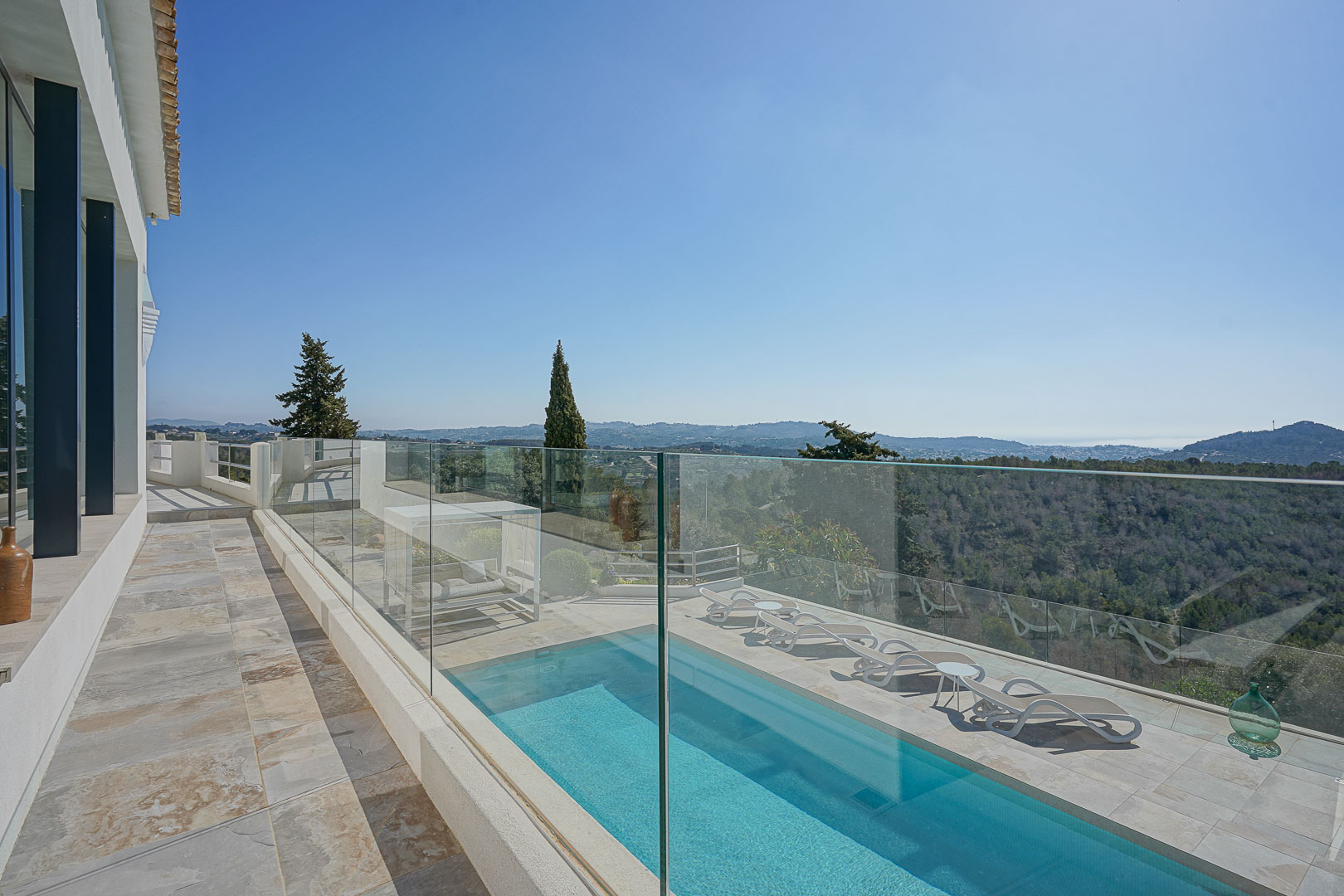 Finca Moderna de Lujo en Benissa con Vistas Panorámicas, Descubre esta finca moderna de lujo en Benissa, Alicante. Recién renovada, ofrece vistas panorámicas al mar y montaña, 5 hab, casa de invitados y piscina. ¡Opor