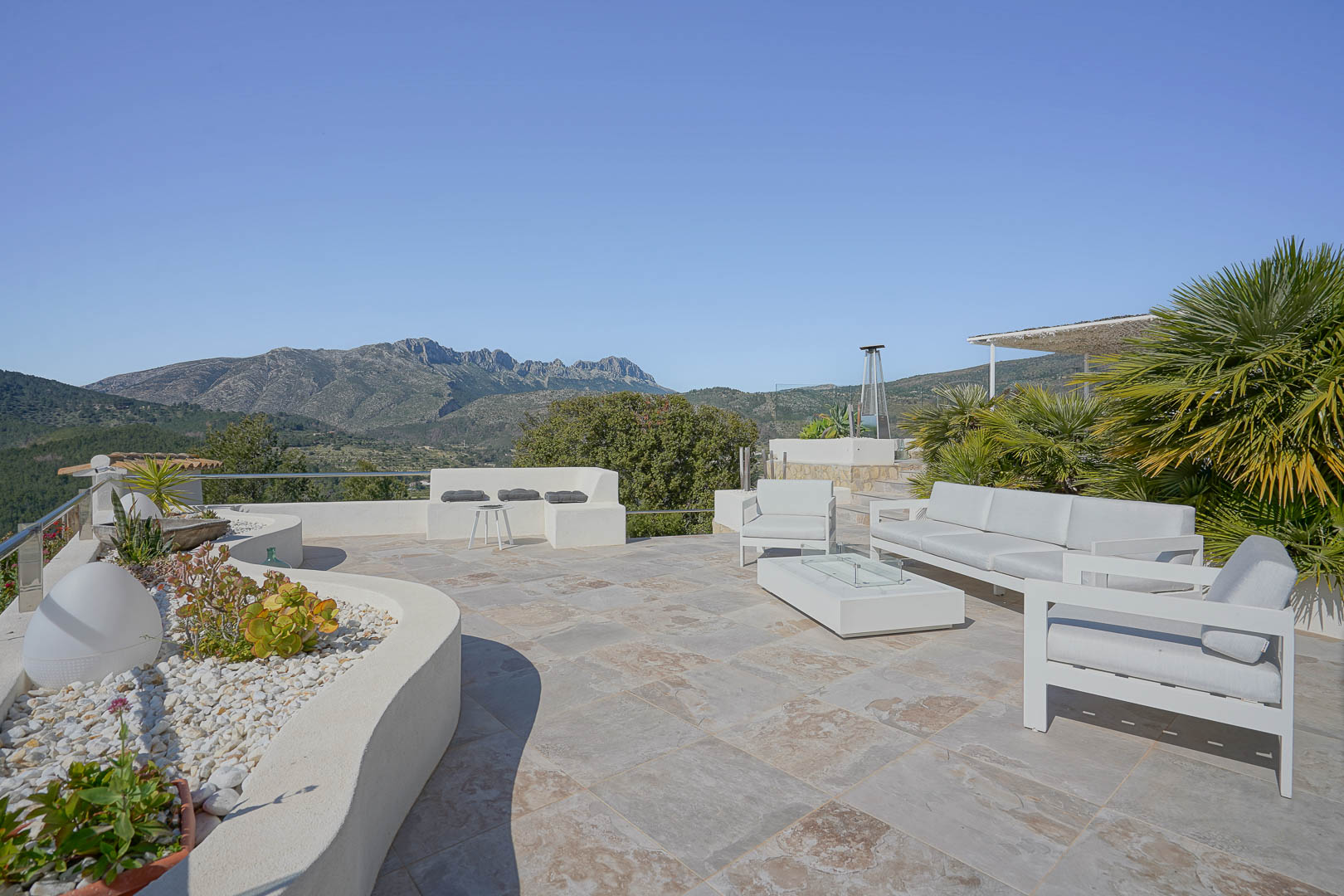 Finca Moderna de Lujo en Benissa con Vistas Panorámicas, Descubre esta finca moderna de lujo en Benissa, Alicante. Recién renovada, ofrece vistas panorámicas al mar y montaña, 5 hab, casa de invitados y piscina. ¡Opor