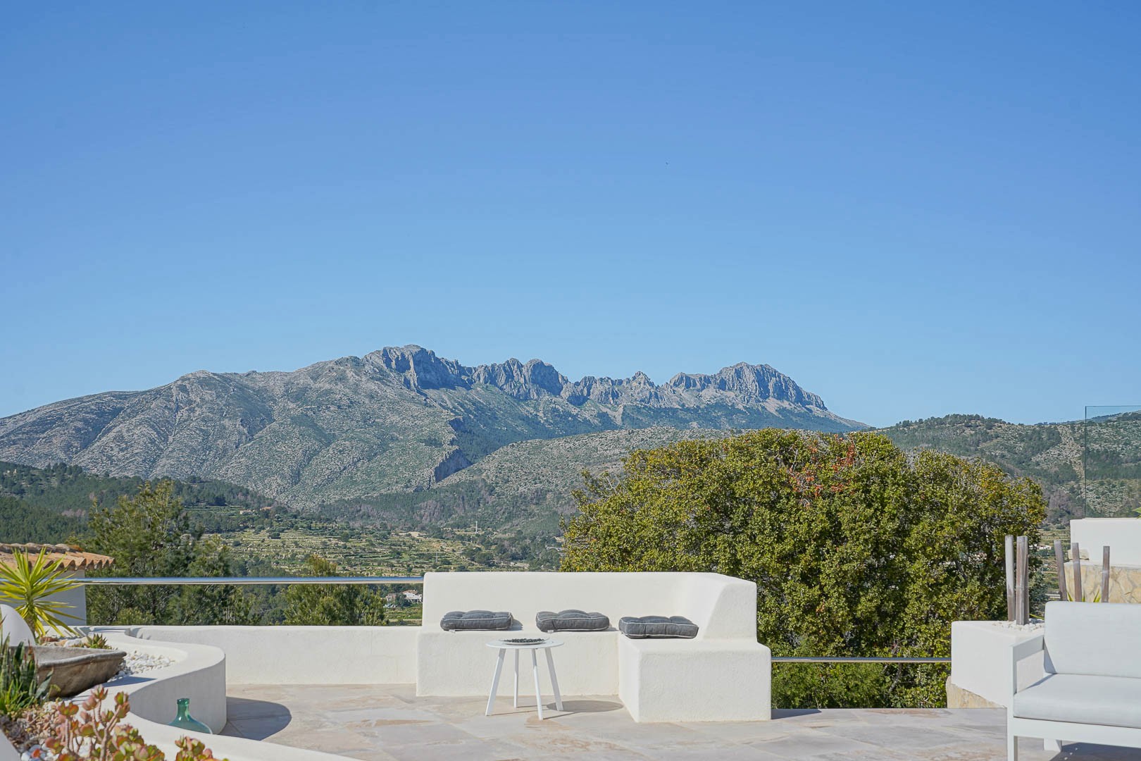 Finca Moderna de Lujo en Benissa con Vistas Panorámicas, Descubre esta finca moderna de lujo en Benissa, Alicante. Recién renovada, ofrece vistas panorámicas al mar y montaña, 5 hab, casa de invitados y piscina. ¡Opor