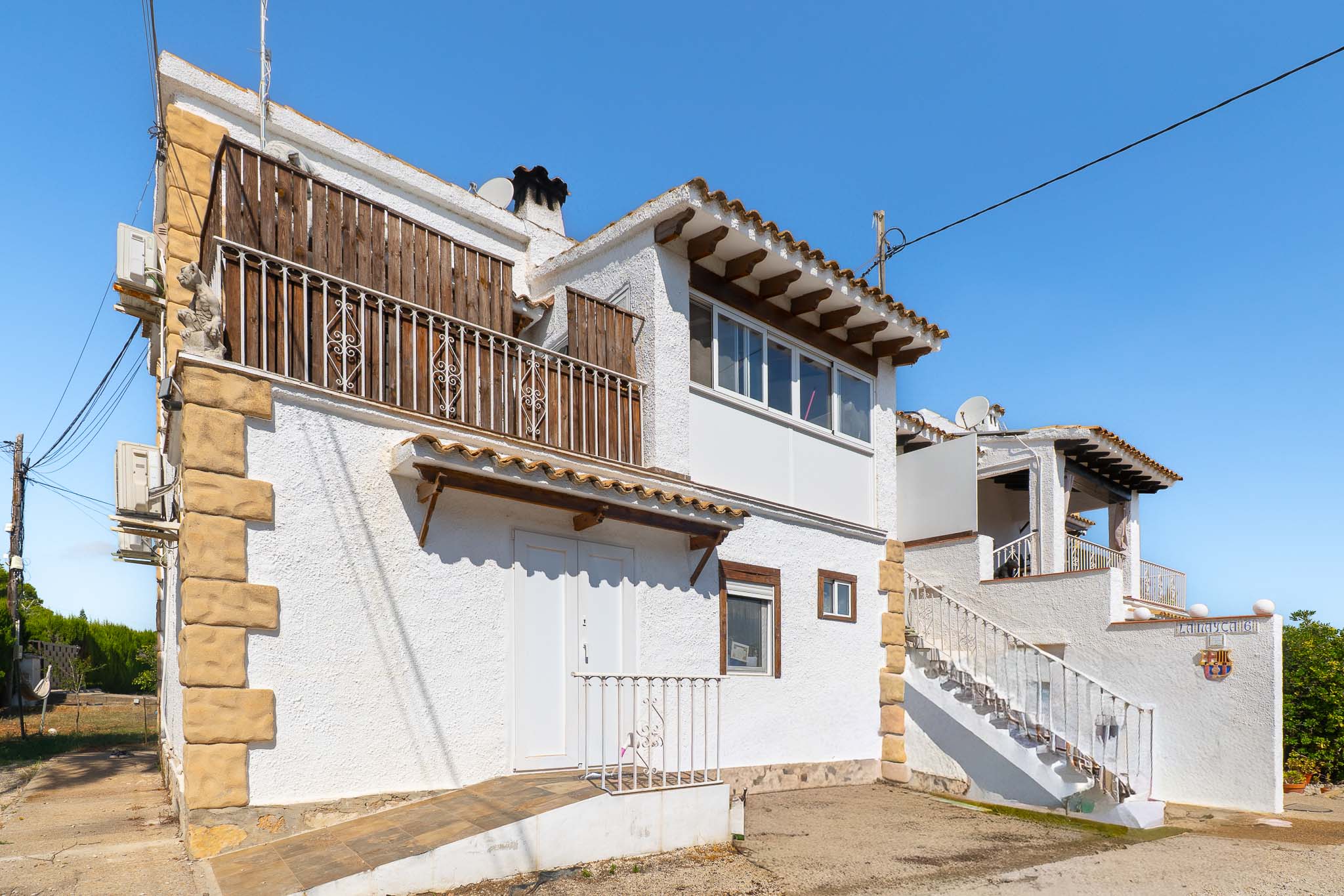 Exclusivo Chalet en Jávea: Playa, Piscina y Sol, Descubre este chalet adosado reformado en Jávea, Alicante. A 1km de la playa, con piscina, jardín, paneles solares y acabados de lujo. ¡Tu hogar mediterráneo!