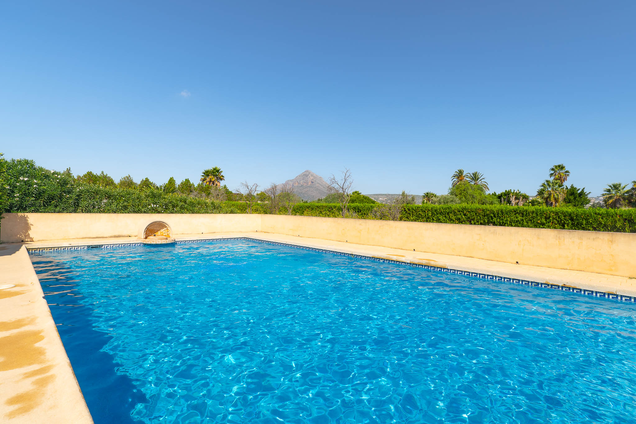 Exclusivo Chalet en Jávea: Playa, Piscina y Sol, Descubre este chalet adosado reformado en Jávea, Alicante. A 1km de la playa, con piscina, jardín, paneles solares y acabados de lujo. ¡Tu hogar mediterráneo!