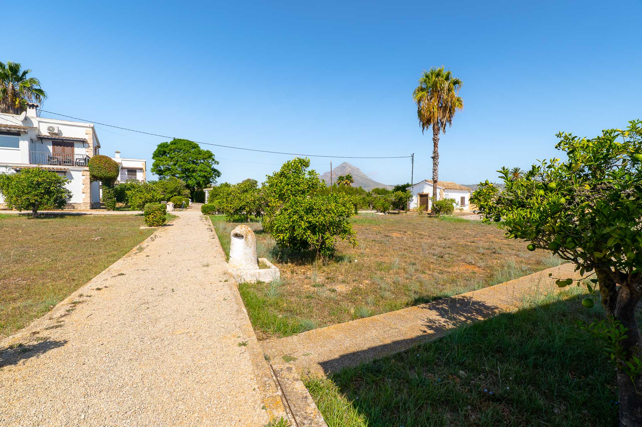 Exclusivo Chalet en Jávea: Playa, Piscina y Sol, Descubre este chalet adosado reformado en Jávea, Alicante. A 1km de la playa, con piscina, jardín, paneles solares y acabados de lujo. ¡Tu hogar mediterráneo!
