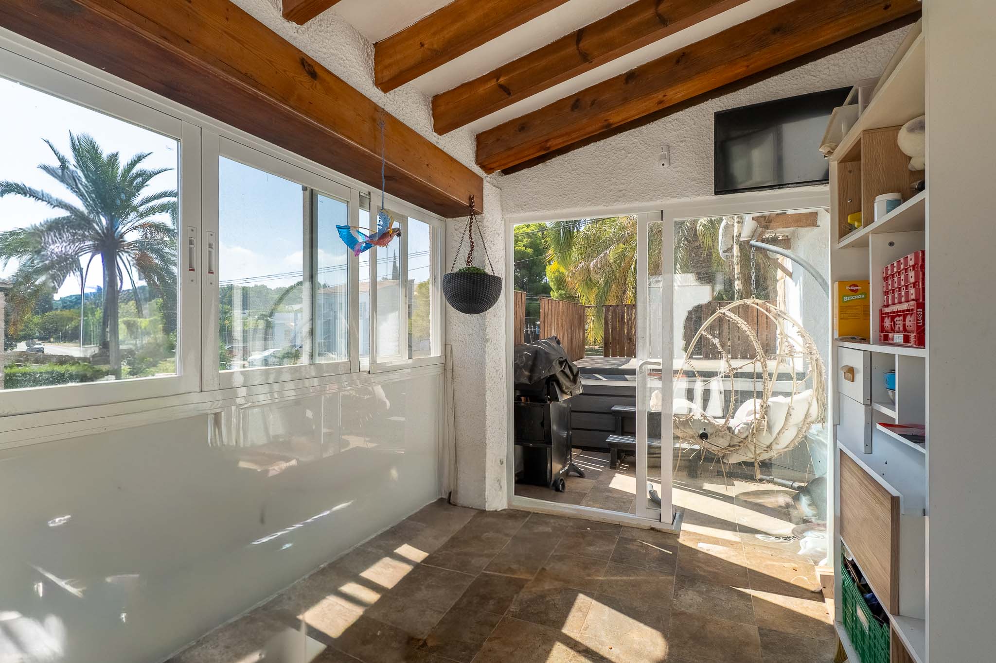 Exclusivo Chalet en Jávea: Playa, Piscina y Sol, Descubre este chalet adosado reformado en Jávea, Alicante. A 1km de la playa, con piscina, jardín, paneles solares y acabados de lujo. ¡Tu hogar mediterráneo!