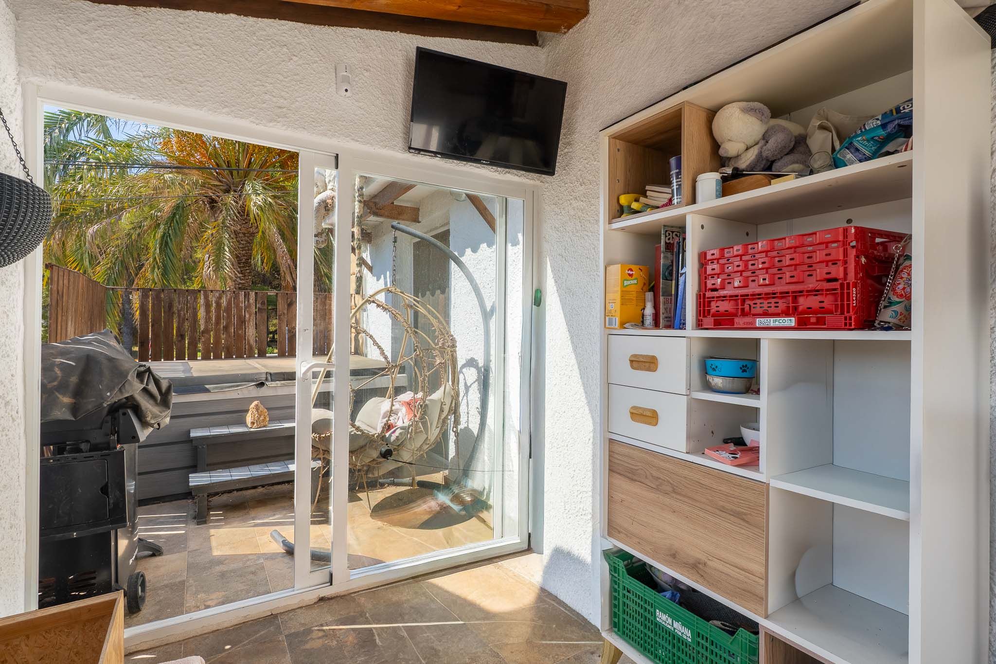 Exclusivo Chalet en Jávea: Playa, Piscina y Sol, Descubre este chalet adosado reformado en Jávea, Alicante. A 1km de la playa, con piscina, jardín, paneles solares y acabados de lujo. ¡Tu hogar mediterráneo!
