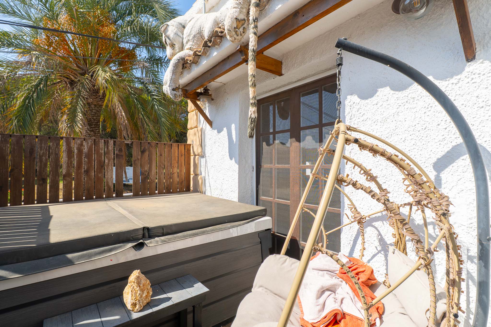 Exclusivo Chalet en Jávea: Playa, Piscina y Sol, Descubre este chalet adosado reformado en Jávea, Alicante. A 1km de la playa, con piscina, jardín, paneles solares y acabados de lujo. ¡Tu hogar mediterráneo!