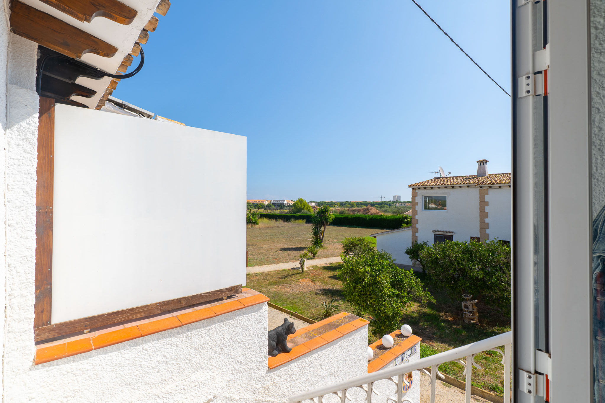 Exclusivo Chalet en Jávea: Playa, Piscina y Sol, Descubre este chalet adosado reformado en Jávea, Alicante. A 1km de la playa, con piscina, jardín, paneles solares y acabados de lujo. ¡Tu hogar mediterráneo!