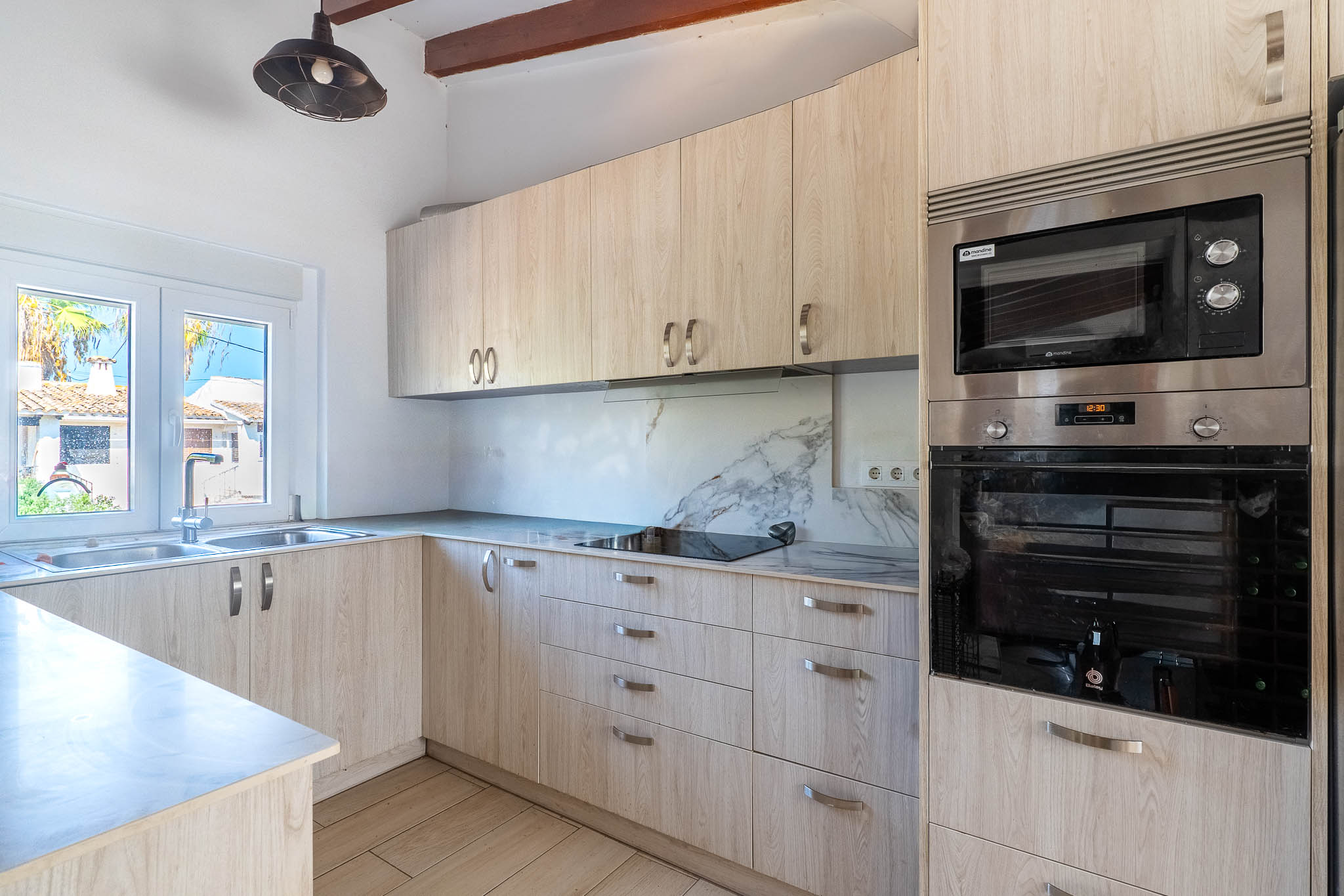 Exclusivo Chalet en Jávea: Playa, Piscina y Sol, Descubre este chalet adosado reformado en Jávea, Alicante. A 1km de la playa, con piscina, jardín, paneles solares y acabados de lujo. ¡Tu hogar mediterráneo!