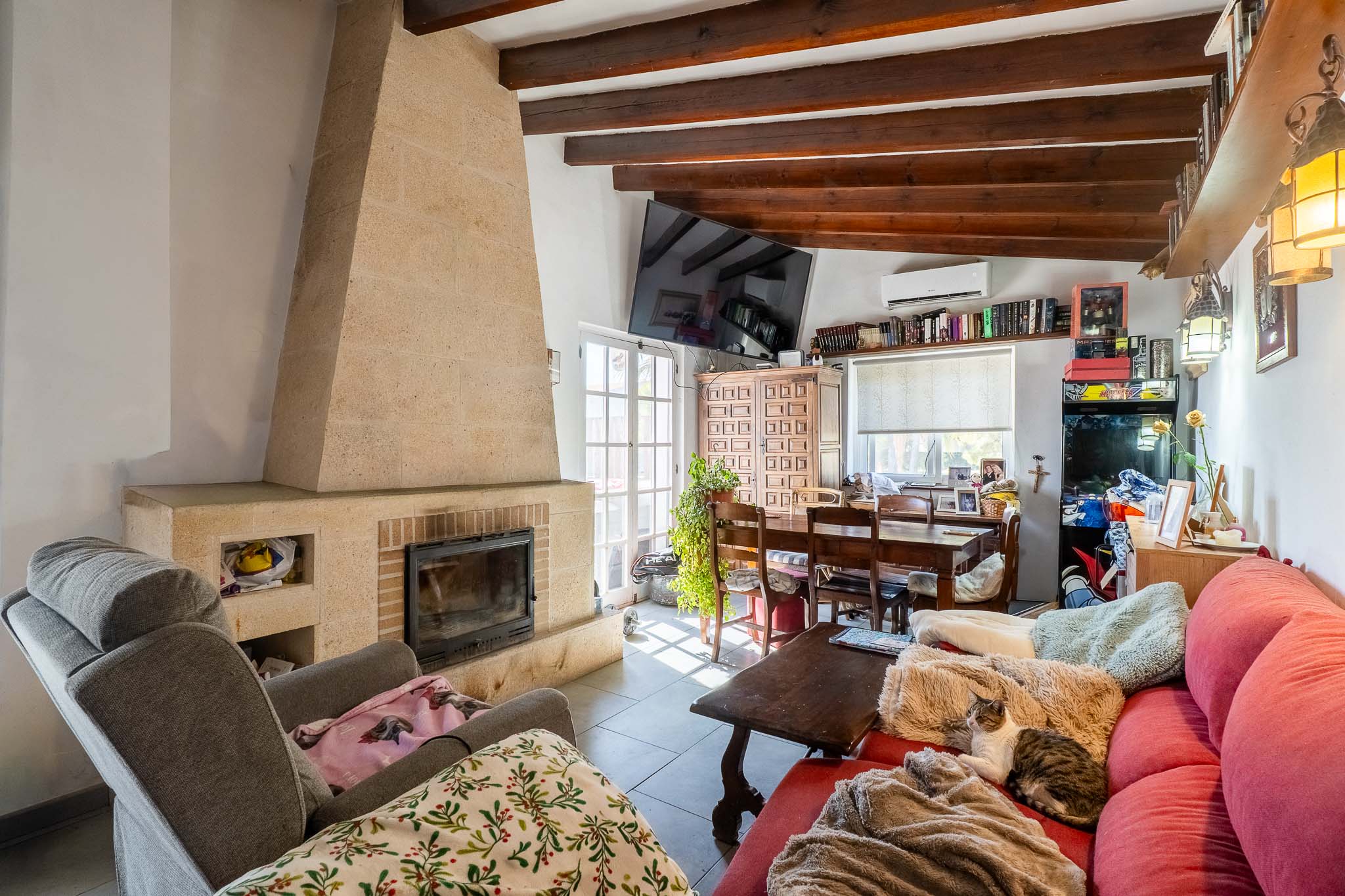 Exclusivo Chalet en Jávea: Playa, Piscina y Sol, Descubre este chalet adosado reformado en Jávea, Alicante. A 1km de la playa, con piscina, jardín, paneles solares y acabados de lujo. ¡Tu hogar mediterráneo!