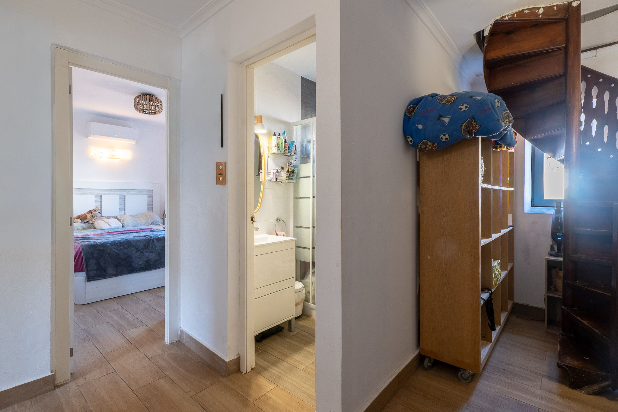 Exclusivo Chalet en Jávea: Playa, Piscina y Sol, Descubre este chalet adosado reformado en Jávea, Alicante. A 1km de la playa, con piscina, jardín, paneles solares y acabados de lujo. ¡Tu hogar mediterráneo!