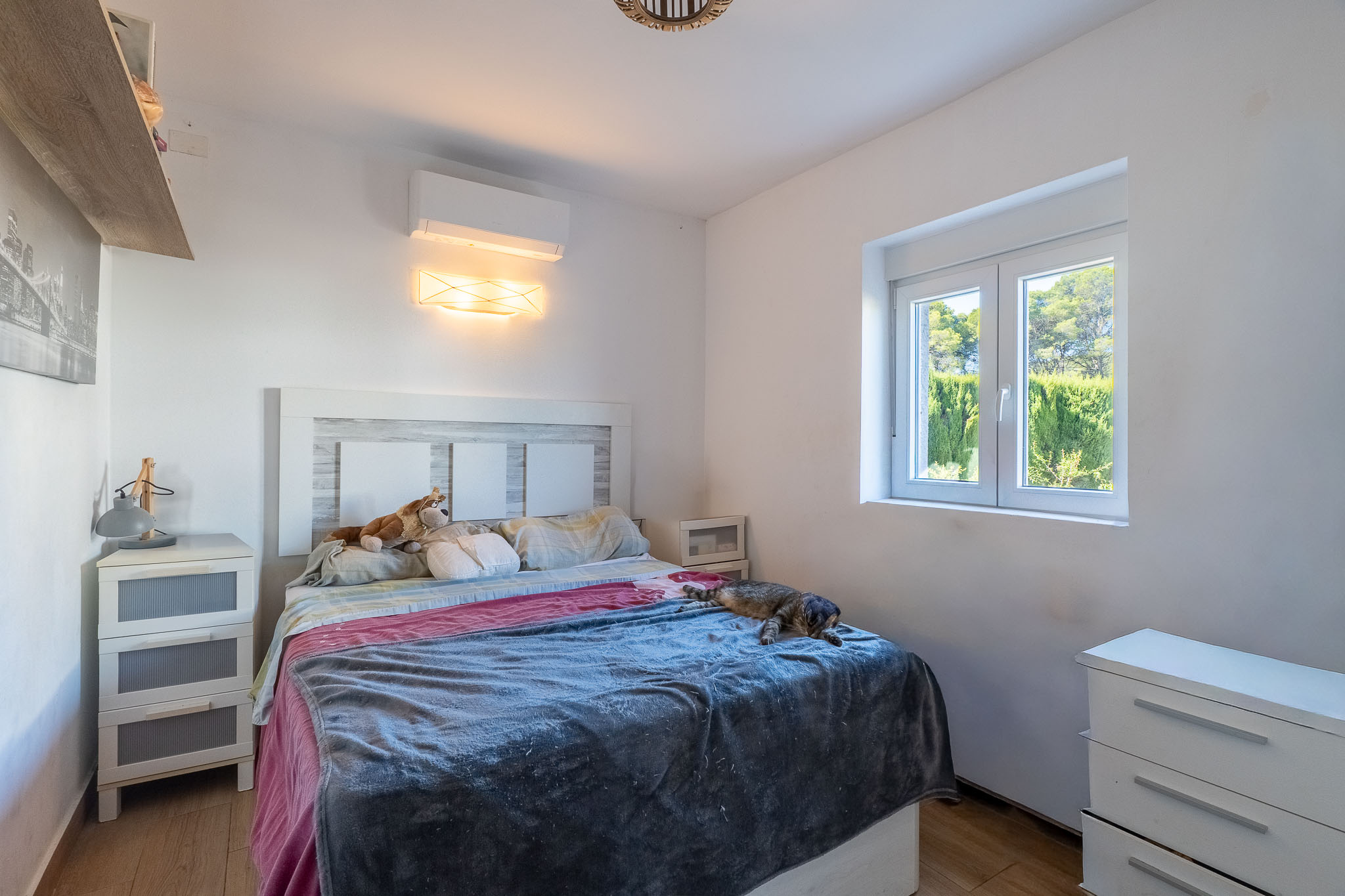 Exclusivo Chalet en Jávea: Playa, Piscina y Sol, Descubre este chalet adosado reformado en Jávea, Alicante. A 1km de la playa, con piscina, jardín, paneles solares y acabados de lujo. ¡Tu hogar mediterráneo!