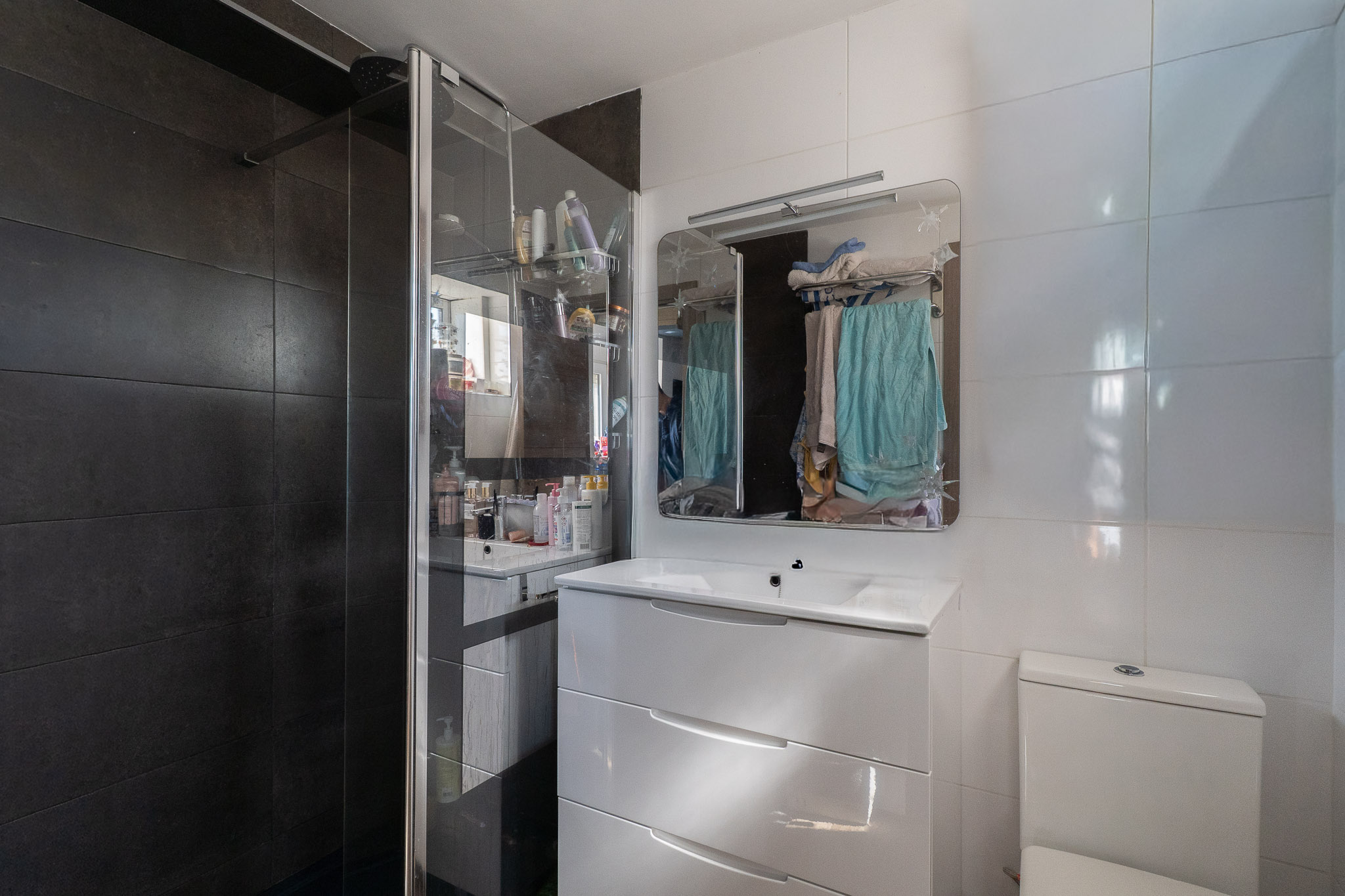 Exclusivo Chalet en Jávea: Playa, Piscina y Sol, Descubre este chalet adosado reformado en Jávea, Alicante. A 1km de la playa, con piscina, jardín, paneles solares y acabados de lujo. ¡Tu hogar mediterráneo!