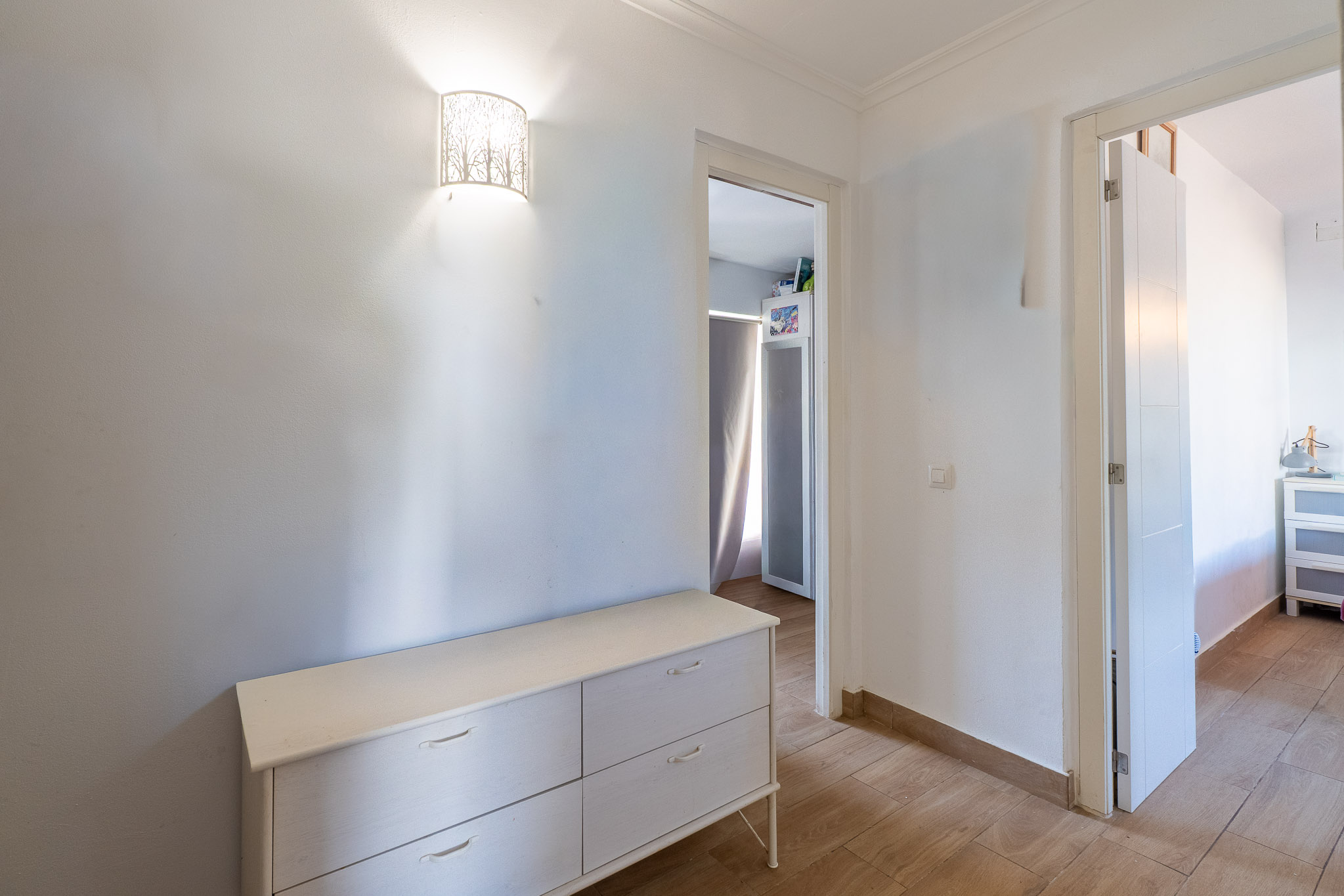 Exclusivo Chalet en Jávea: Playa, Piscina y Sol, Descubre este chalet adosado reformado en Jávea, Alicante. A 1km de la playa, con piscina, jardín, paneles solares y acabados de lujo. ¡Tu hogar mediterráneo!