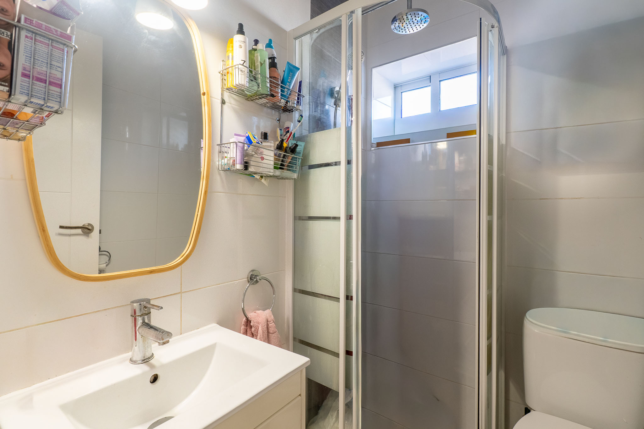 Exclusivo Chalet en Jávea: Playa, Piscina y Sol, Descubre este chalet adosado reformado en Jávea, Alicante. A 1km de la playa, con piscina, jardín, paneles solares y acabados de lujo. ¡Tu hogar mediterráneo!