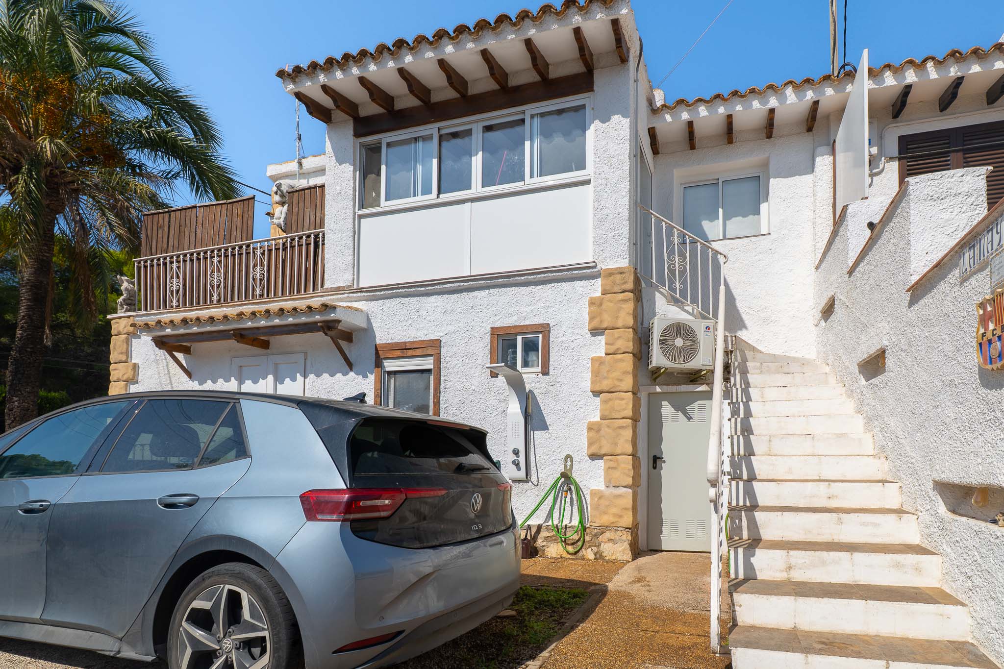 Exclusivo Chalet en Jávea: Playa, Piscina y Sol, Descubre este chalet adosado reformado en Jávea, Alicante. A 1km de la playa, con piscina, jardín, paneles solares y acabados de lujo. ¡Tu hogar mediterráneo!
