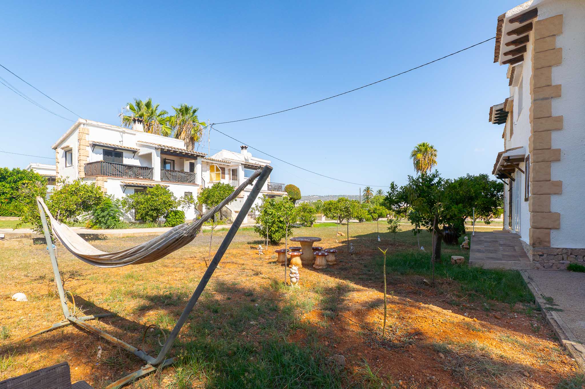 Exclusivo Chalet en Jávea: Playa, Piscina y Sol, Descubre este chalet adosado reformado en Jávea, Alicante. A 1km de la playa, con piscina, jardín, paneles solares y acabados de lujo. ¡Tu hogar mediterráneo!